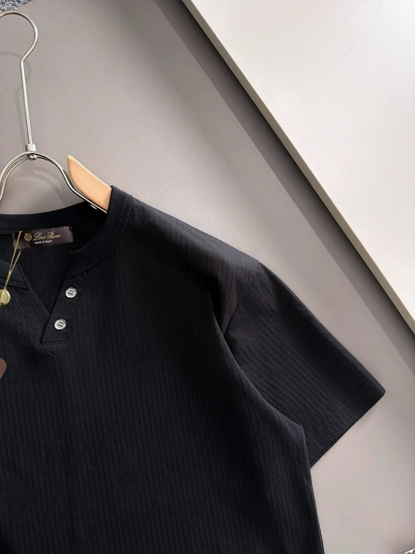 LP high quality Loro Piana 26ss New Arrival men's short-sleeved T-shirt, complete with three labels, made of linen high-weight special yarn, feels full of weight when weighed, and the upper body is more textured than ordinary T-shirts. This texture can cope with the weather easily and is suitable for both hot and cold. Loose fit design, looks noble. Size: M to 4XL